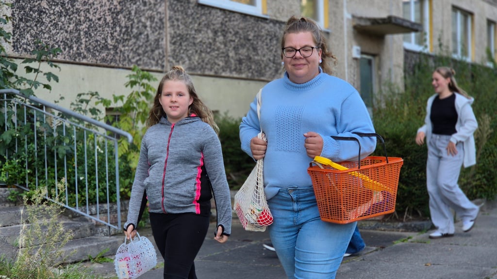 DDR-Ausflug der IFA Freunde Stendal: Sandra Ringleb (rechts) geht mit Nichte Mia Raabe einkaufen.