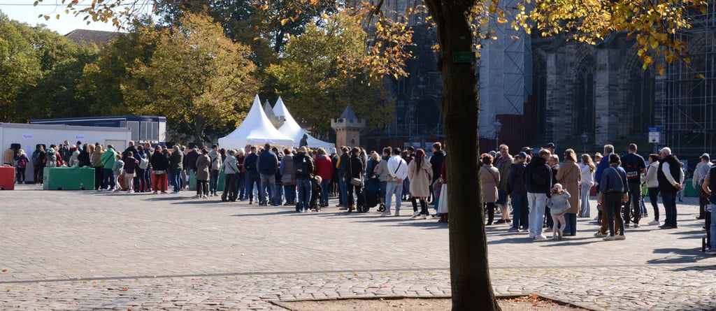 Kaiser-Otto-Fest 2025 in Magdeburg rund um den Magdeburger Dom und das Kloster. Am 3. Oktober bildeten sich lange Schlangen an den Kassenhäuschen.