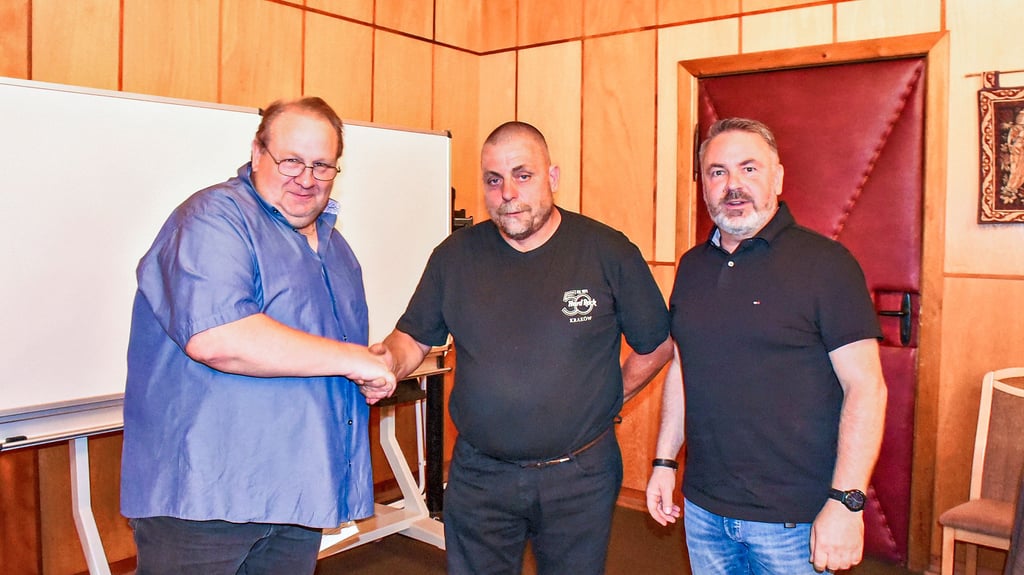 Der stellvertretende Vorsitzende des Verbandsgemeinderates, Knut Kluczka (l.), und der Verbandsgemeinde-Bürgermeister Michael Stöhr (r.) begrüßten Steffen Angres als neues Ratsmitglied.