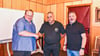 Der stellvertretende Vorsitzende des Verbandsgemeinderates, Knut Kluczka (l.), und der Verbandsgemeinde-Bürgermeister Michael Stöhr (r.)  begrüßten Steffen Angres als neues Ratsmitglied. 