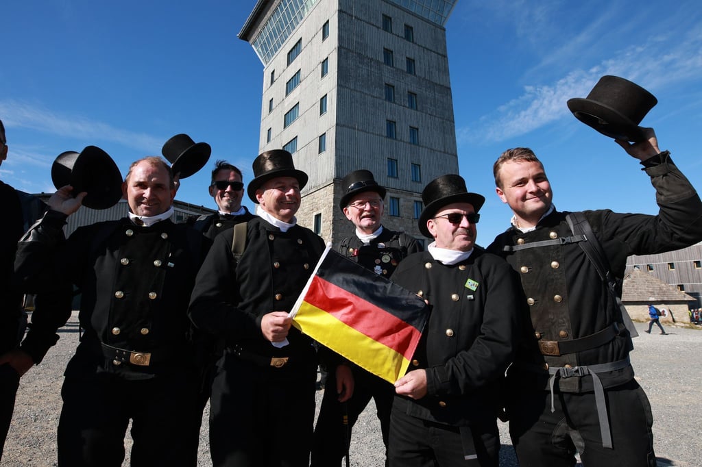 Schornsteinfeger aus Sachsen-Anhalt und Niedersachsen begehen den Tag der Deutschen Einheit auf dem Brocken.