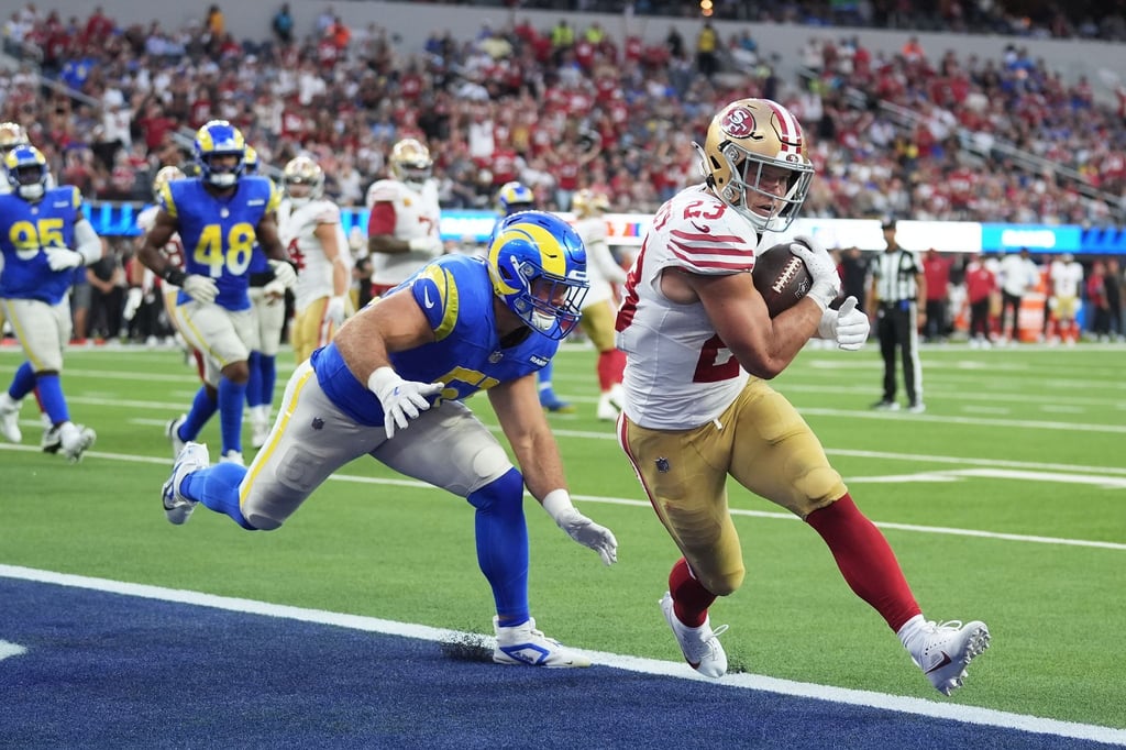 Christian McCaffrey (r) feierte mit den San Francisco 49ers einen überraschenden Sieg in Los Angeles.