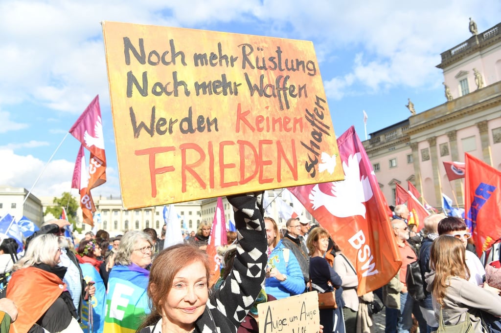 Zu einer Friedensdemo in Berlin kamen Tausende Menschen zusammen.