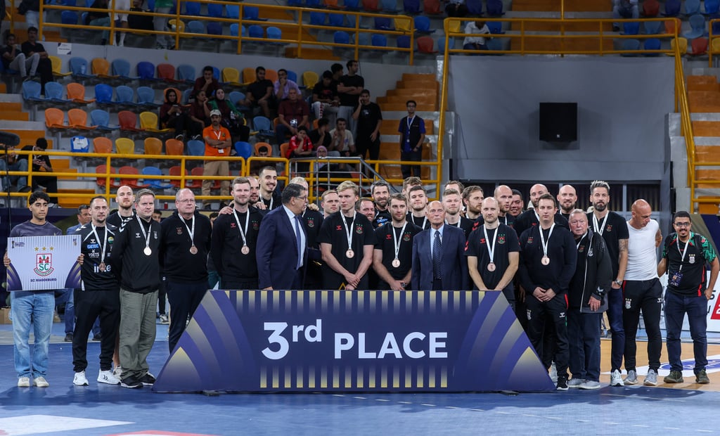 So richtig glücklich sah das SCM-Team bei der Ehrung für Rang drei natürlich nicht aus. Bei der Klub-WM wollten die Grün-Roten schließlich erneut ins Finale.