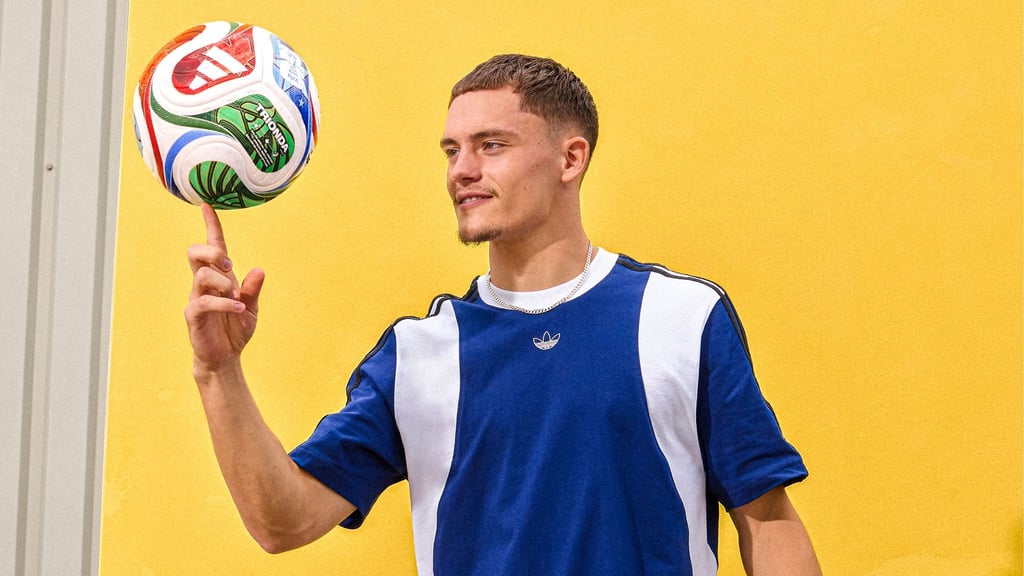 Florian Wirtz mit dem offiziellen WM-Spielball „Trionda“.