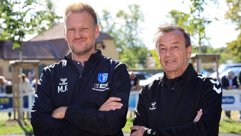 Sportchef Otmar Schork (r.) steht an der Seite von Trainer Markus Fiedler.
