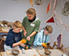 Zur Ferienaktion „Himmlisches Licht“ der Naumburger Kinder-Dombauhütte beschäftigen sich die Teilnehmer mit Glas. 