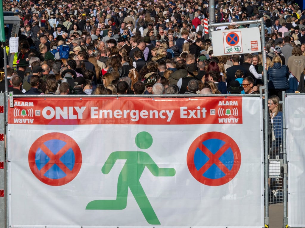 Wegen Überfüllung haben die Behörden die Zugänge zum Münchner Oktoberfest geschlossen.