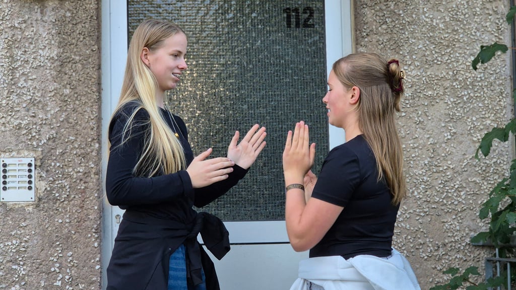 DDR-Ausflug der IFA Freunde Stendal: Annalena Kranz (links) und Anna Kagelmann spielen das Klatschspiel "Bei Müller hat's gebrannt".
