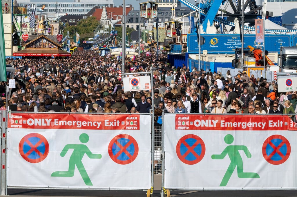 Der Andrang ist so groß, dass der Einlass zeitweise geschlossen wird.