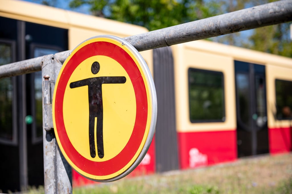 Immer wieder kommt es zu Unfällen beim sogenannten S-Bahn-Surfen - ein verbotene und lebensgefährliche Aktion. (Archivbild)