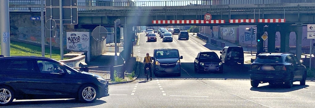 Das Bahnbrückental in Schönebeck ist keine einfach zu befahrende Stelle. Auto- und Radfahrer teilen sich die Straße. Doch nicht jeder Radfahrer nutzt die Straße.