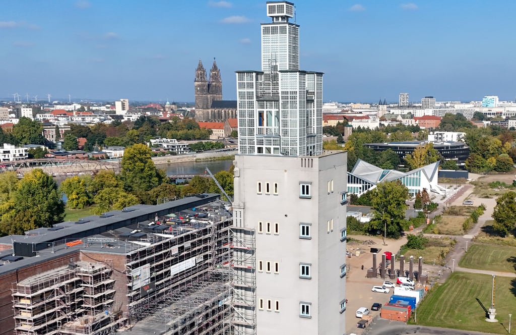 Der Aussichtsturm im Stadtpark Rotehorn in Magdeburg ist derzeit eingerüstet.