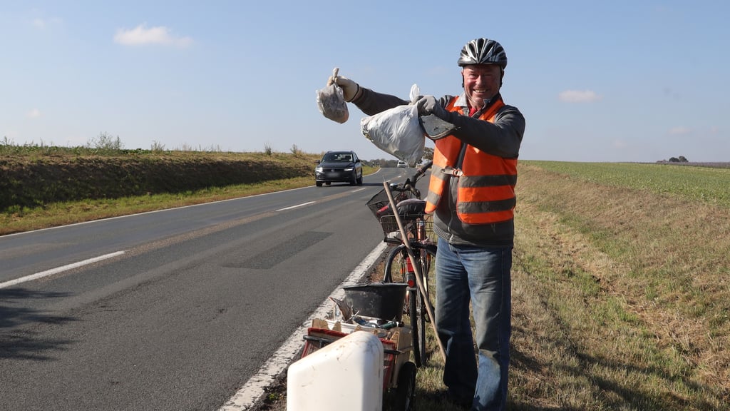 Conrad Theuerkauf sammelt einmal im Monat Müll an der L44 bei Gutenswegen. Neben Flaschen, Büchsen, Papier und Plastik findet er auch eine Menge Zigarettenstummel, die er in einer Tüte sammelt.