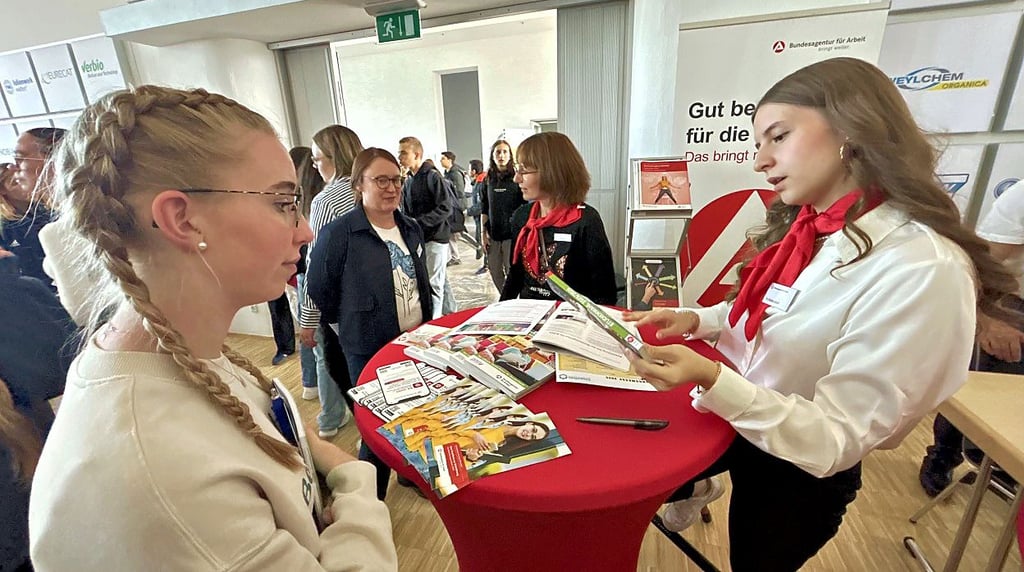 Luisa Hintersdorf kommt auf der Bildungsmesse mit Jugendlichen ins Gespräch.