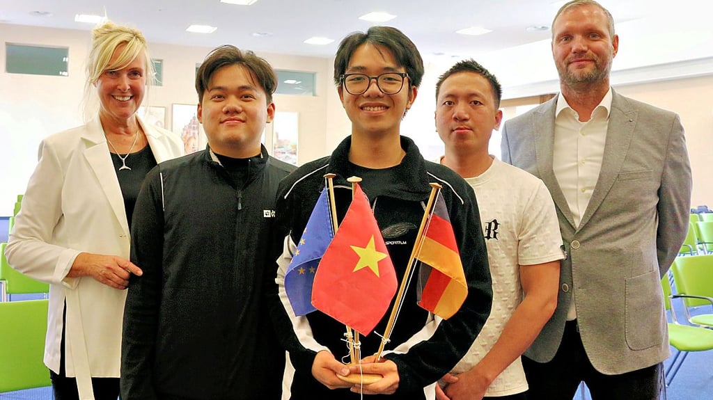 Beim Unternehmen L&W Elektro- und Datentechnik aus Magdeburg machen drei Vietnamesen Huy Long Gia Vo, Song Toan Do und Hong Hai Phan (von links) eine Ausbildung zum Elektroniker. Carola Laube und Matthias Wölfer begleiten sie dabei.