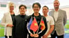 Beim Unternehmen L&W Elektro- und Datentechnik aus Magdeburg machen drei Vietnamesen Huy Long Gia Vo, Song Toan Do und Hong Hai Phan (von links) eine Ausbildung zum Elektroniker. Carola Laube und Matthias Wölfer begleiten sie dabei.