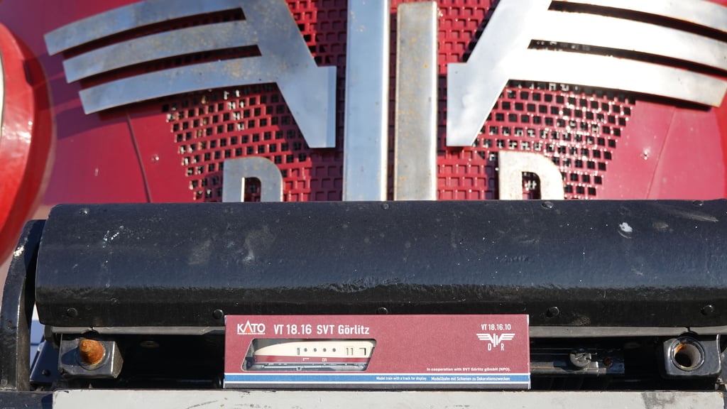 Imposant: das 160-fach verkleinerte Modell des SVT Görlitz am Original.