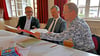 Hans-Michael Strube, Steffen Amme und Heiko Röhl (v.l.n.r.) bei der Vertragsunterzeichnung, die das Kabarett-Festival ermöglicht.