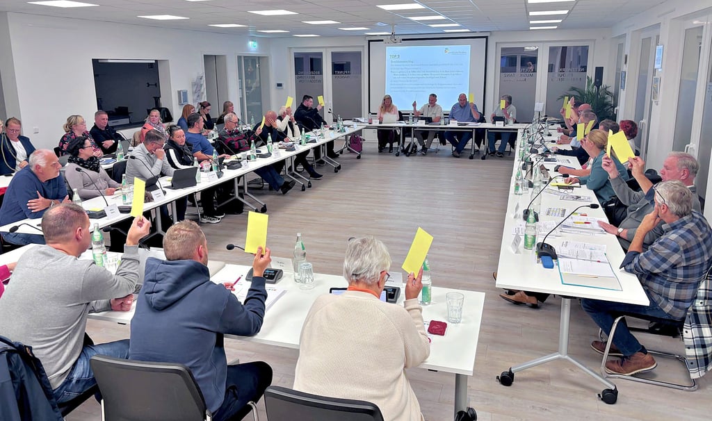 Nach einer hitzigen Debatte stimmen die Stadträte über das Wappen ab.