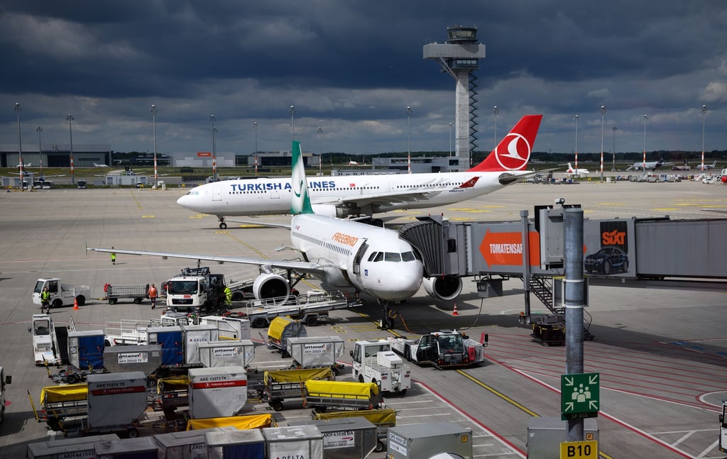 Trotz Verbots wurden am Hauptstadtflughafen BER schon mehrmals Drohnen gesichtet (Archivbild)
