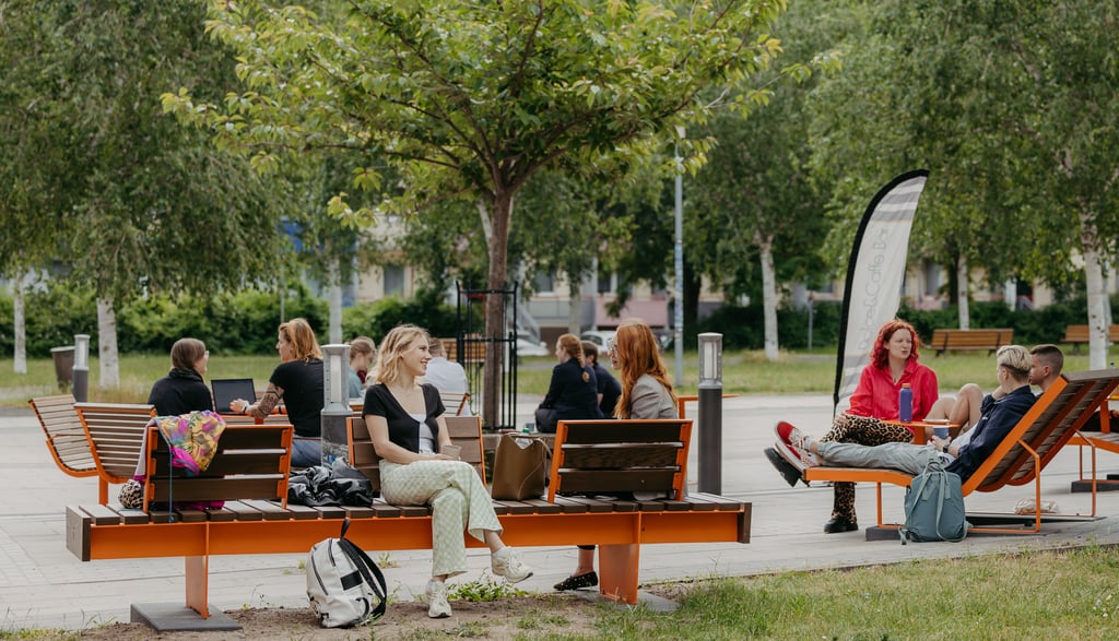 Uni und Hochschule Magdeburg ziehen jährlich Tausende neue Studenten nach Magdeburg. Für sie werden schrittweise weitere Verbesserungen großer und kleiner Art umgesetzt. Hier neue Außenmöbel des Unistandortes in derZschokkestraße in Magdeburg