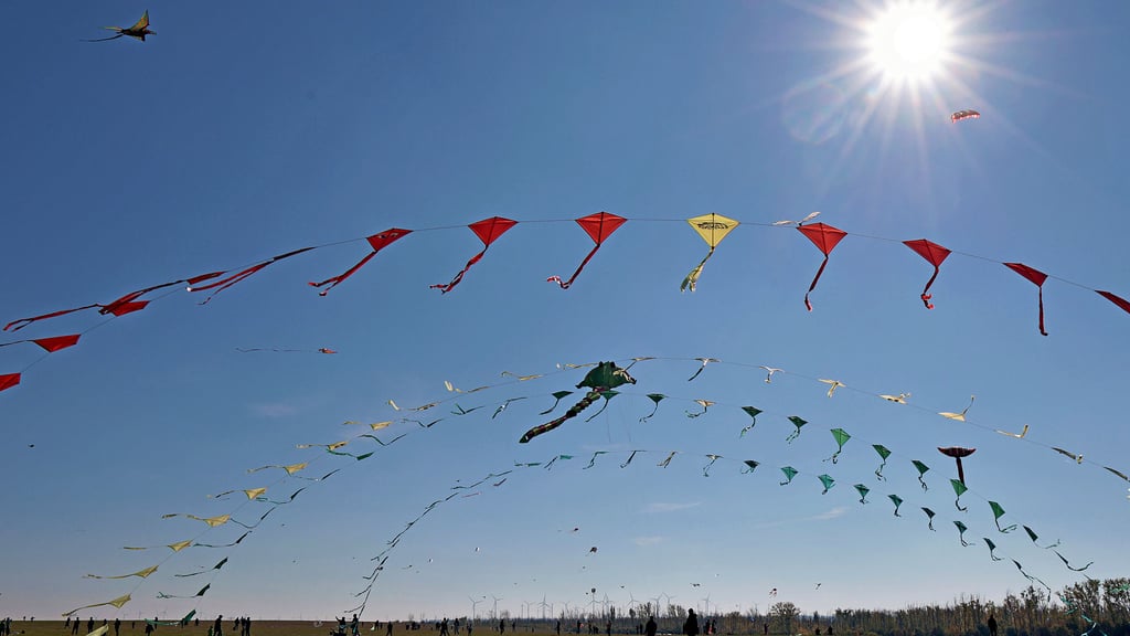Der Himmel über dem Ascherslebener Flugplatz ist fest in Drachenhand.