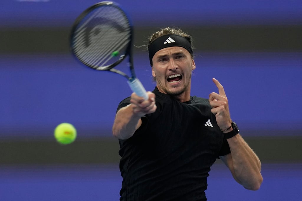 Alexander Zverev schafft es mit einiger Mühe in die nächste Runde von Shanghai.