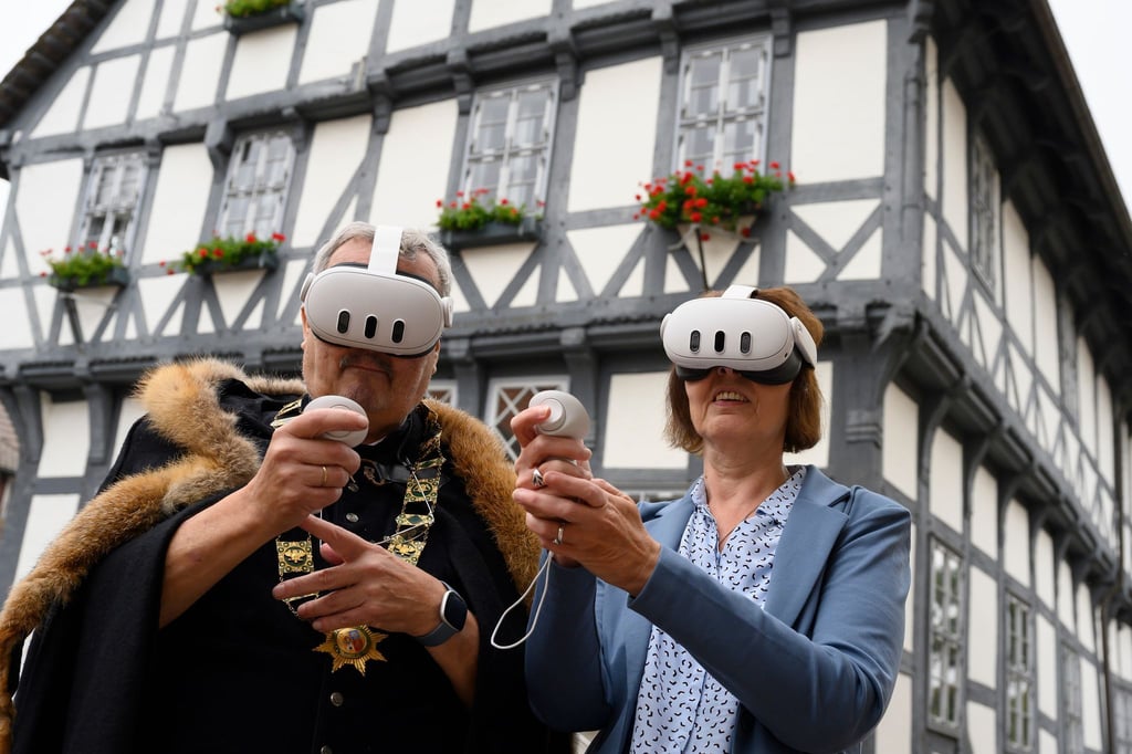 Durch die VR-Brille können Nutzer historische Gebäude besichtigen.