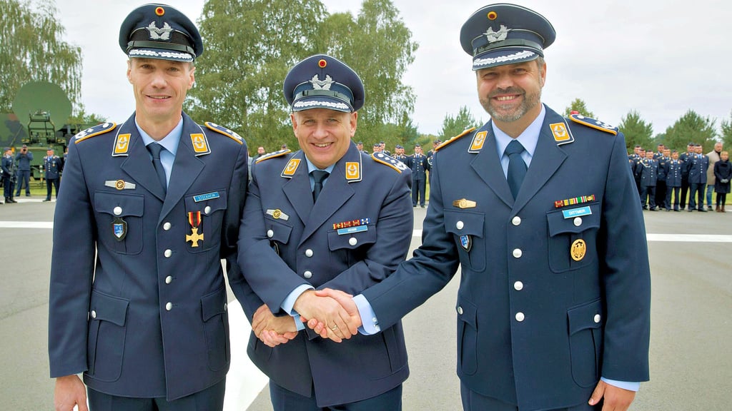 Oberst André Megow (Mi.) verabschiedet Oberstleutnant Oliver Stockheim (li.) aus dem Kommando der Einsatzgruppe verlegefähig und begrüßt am Bundeswehrstandort Holzdorf/Schönewalde Oberstleutnant i.G. Daniel Dittmer als dessen Nachfolger sowie seinen Stellvertreter und Chef des Stabes.