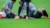 Bayer Leverkusens Kapitän Alejandro Grimaldo liegt nach einem Zusammenprall auf dem Boden.