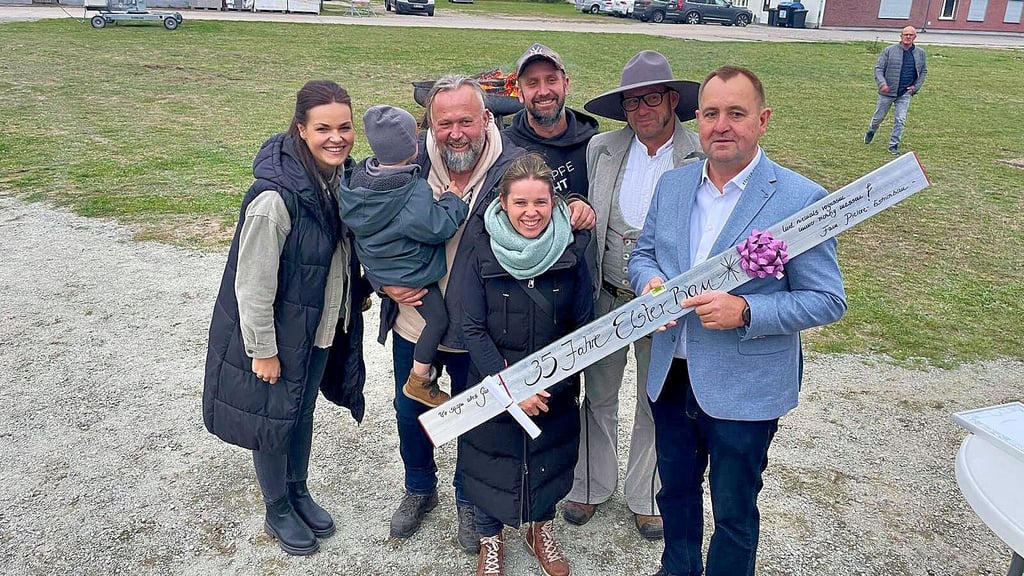 Das passende Geschenk zum Geburtstag. Links neben Firmenchef Matthias Wegener (re.) steht Kreishandwerksmeister Enrico Reinecke.