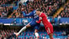 Chelseas Joao Pedro (l) gegen Liverpools Virgil van Dijk.