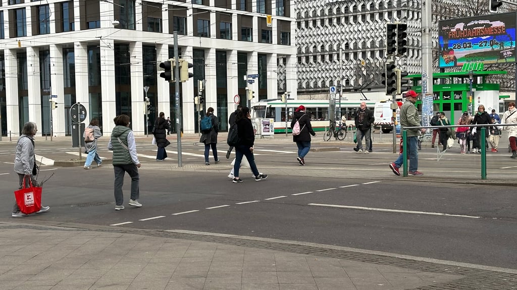 An Ampeln, wie hier an der Kreuzung Ernst-Reuter-Allee/Breiter Weg in Magdeburg, können Fußgänger die Straße sicher überqueren.