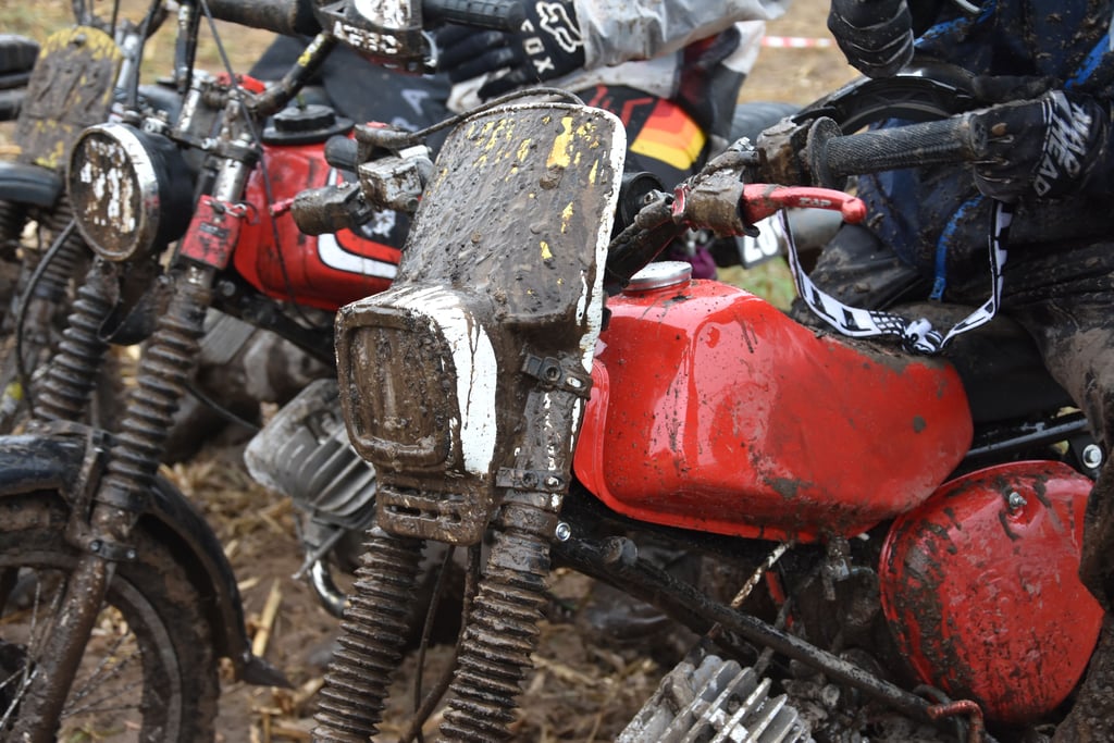 Schlamm statt Staub: So sahen die Mopeds diesmal schon nach der Einführungsrunde aus.