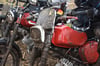 Schlamm statt Staub: So sahen die Mopeds diesmal schon nach der Einführungsrunde aus.