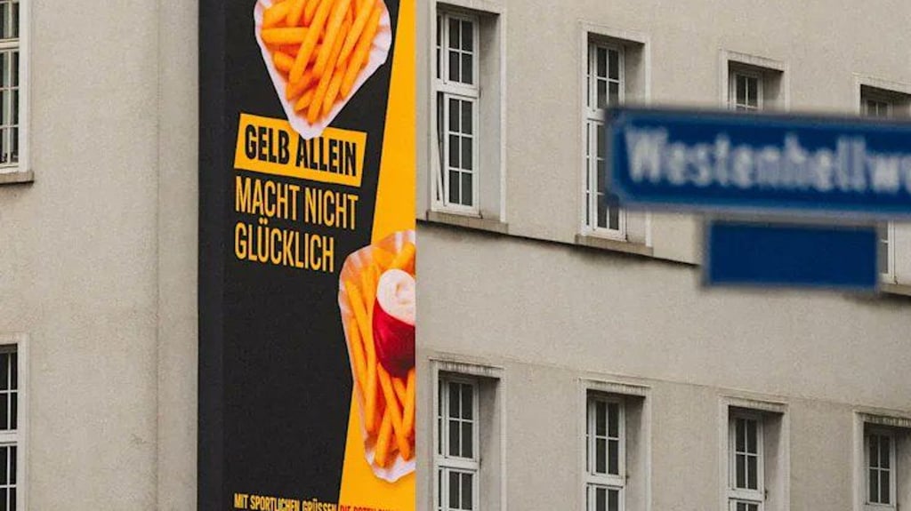 Das Banner von RB Leipzig in der Dortmunder Innenstadt.