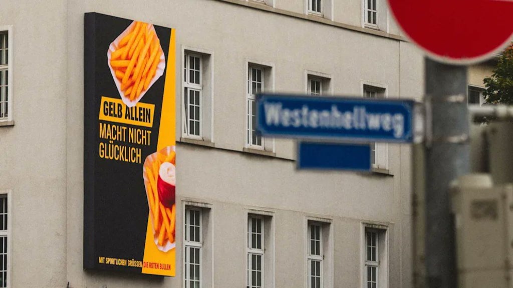 Das Banner von RB Leipzig in der Dortmunder Innenstadt.