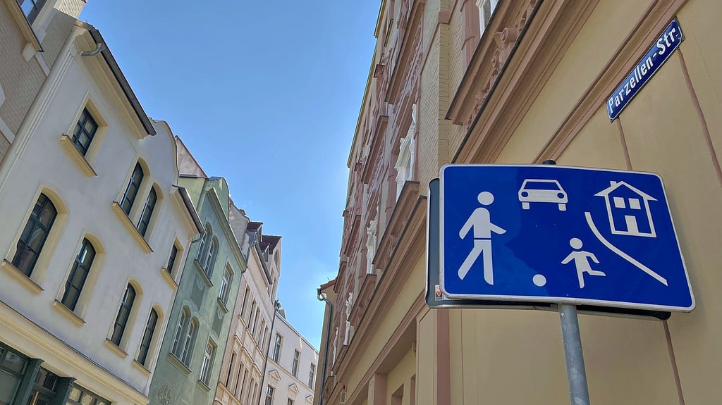 Auch die Parzellenstraße gehört – wie Altmarkt, Voigtsplatz und Voigtsstraße (Voigtsplatz) – zur verkehrsberuhigten Zone in der Zeitzer Innenstadt. NIcht ejdem Autofahrer scheint klar zu sein, was das bedeutet.