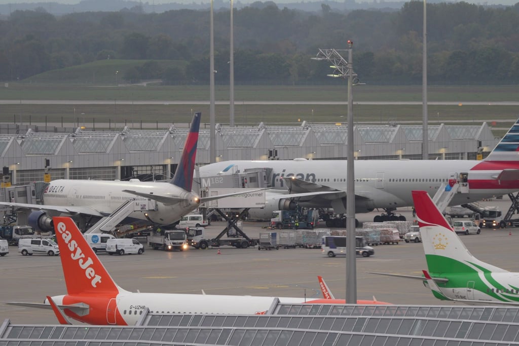 Nach der erneuten Betriebsunterbrechung wegen Drohnen ist in München der Flugbetrieb langsam wieder angelaufen.