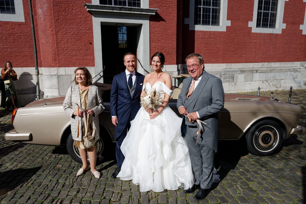 Joe Laschets Eltern - der Politiker Armin Laschet und seine Frau Susanne - posieren nach der Hochzeit mit dem Brautpaar.
