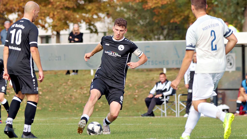 Rotation Aschersleben, hier mit Kapitän Luis Große (am Ball), will im Salzlandliga-Punktspiel beim Egelner SV einen Dreier einfahren.