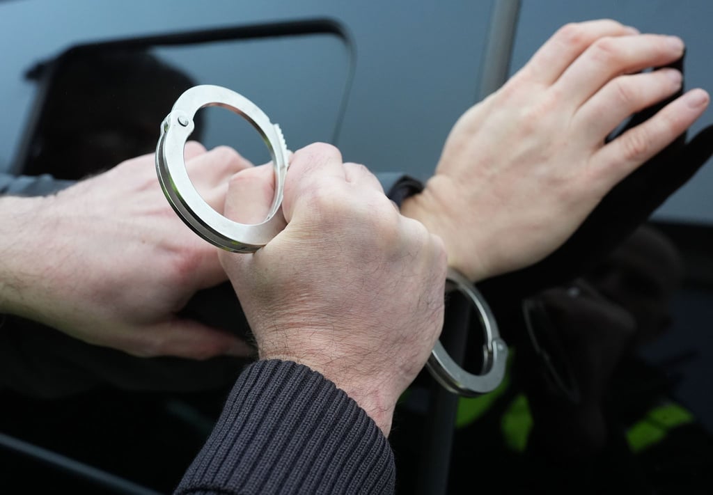 In Köpenick brachte die Polizei einen Randalierer in Handschellen ins Krankenhaus (Symbolbild)