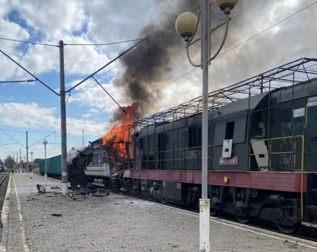 Dutzende Passagiere wurden bei dem Angriff auf einen Bahnhof in Schostka verletzt.