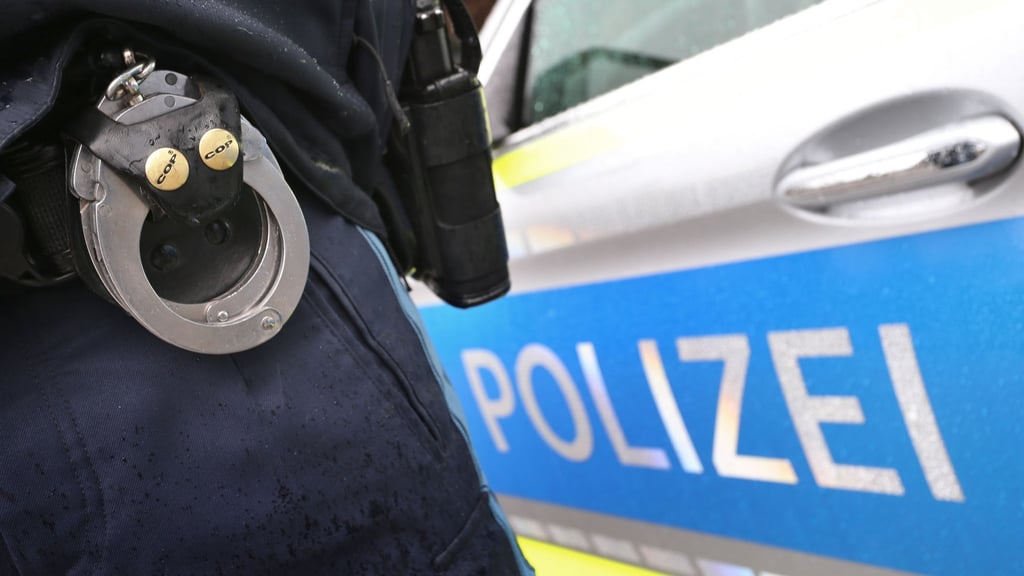 In Merseburg hat die Polizei vier mutmaßliche Ladendiebe auf frischer Tat ertappt.