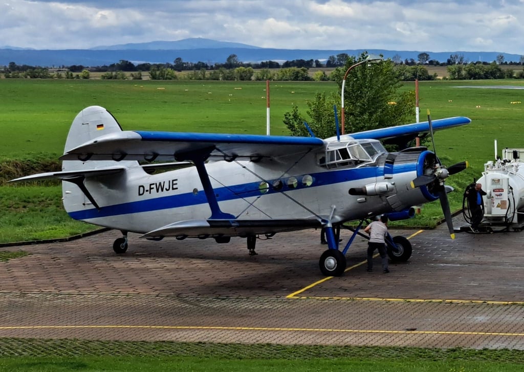 Die AN-2 auf dem Flugplatz Ballenstedt. In einem solchen Flugzeug begann die Laufbahn von Flugkapitän Heinz-Dieter Kallbach.