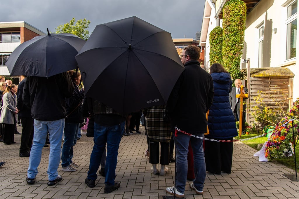 Trauernde gedenken der Opfer der Bluttat.