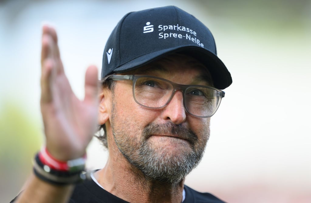 Energie-Trainer Claus-Dieter Wollitz gewinnt mit seinem Team gegen Aachen noch. (Archivbild)