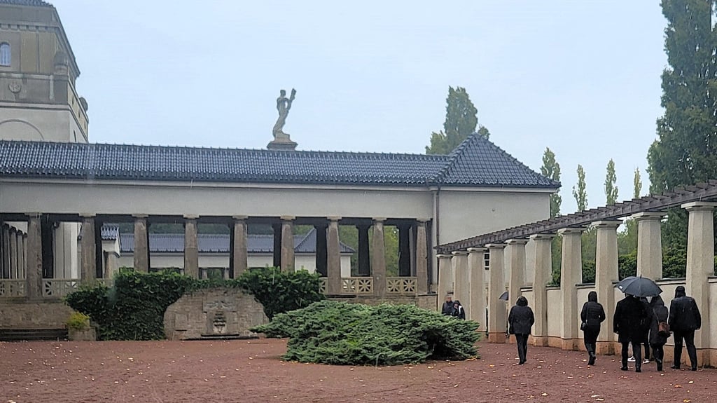 In der Feierhalle des Gertraudenfriedhofs haben Angehörige, Freunde, Arbeitskollegen und Bekannte von dem 27-Jährigen Abschied genommen.