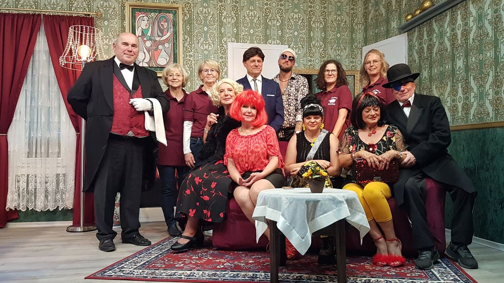 Gruppenfoto des Mühlentheaters Osterburg vor der Generalprobe im Düsedauer Saal: Joachim Fricke (stehend von links), Monika Knappe, Rosita Schwanke, Uwe Perlitz, Dustin Köppe, Marion Cajus, Andrea Lange, Renate Kleszcz (sitzend von links), Heike Peyer, Anja Lucke, Angelika Loleit und Uwe Wienroth.